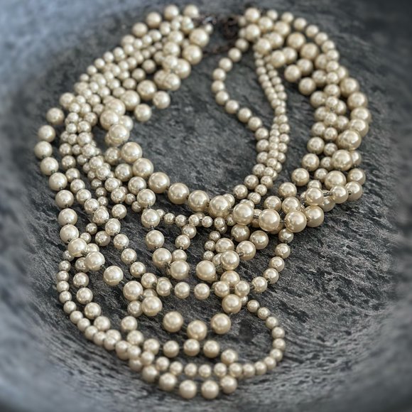 Timeless Elegance: 7 layers R.J. Graziano Pearl Necklace - Picture 5 of 6